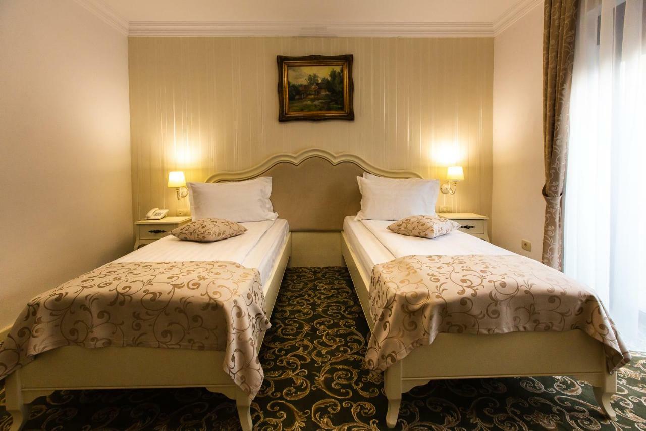 Ave, Alba! Hotel Alba Iulia Ngoại thất bức ảnh